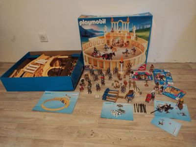 une boîte de Playmobil et une boîte de cartes par terre