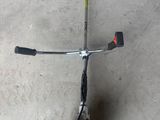 un petit scooter posé sur le sol