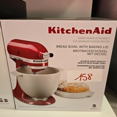 emballage d'un robot pâtissier KitchenAid rouge et d'un saladier rempli d'aliments