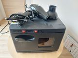 un sèche-cheveux posé sur un micro-ondes