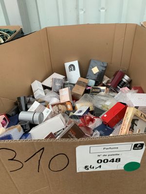 une boîte en carton remplie d'objets divers qui s'y trouvent