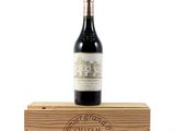 une bouteille de vin posée sur une caisse en bois