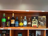 de nombreuses bouteilles d'alcool sur une étagère dans un magasin