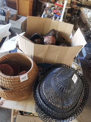 de nombreux paniers posés sur une table dans une pièce