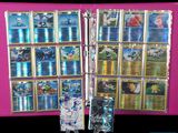 un classeur rose sur lequel sont représentées plusieurs cartes Pokémon