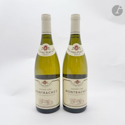 deux bouteilles de vin blanc posées l'une à côté de l'autre sur une surface blanche