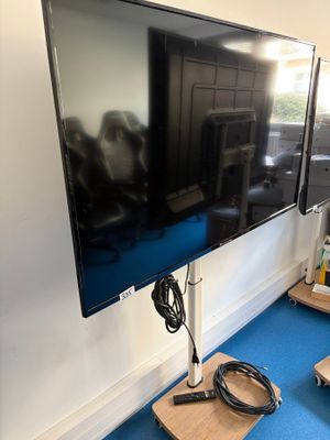 un téléviseur à écran plat posé sur un support dans une pièce