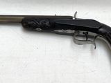 un vieux pistolet posé sur une table