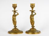 paire de bougeoirs anciens en laiton ornés de figurines féminines