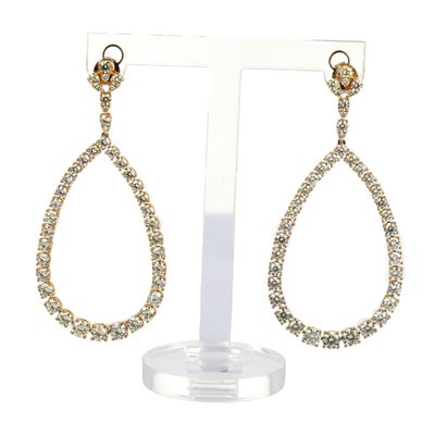 gros plan d'une paire de boucles d'oreilles sur un support
