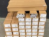 plusieurs cartons et colis empilés les uns sur les autres sur une palette