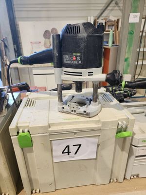une machine posée sur une boîte
