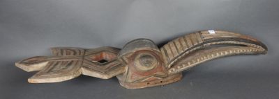 une image représentant une sculpture en bois d'un oiseau sur fond gris