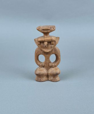 une petite figurine en bois représentant un homme coiffé d'un chapeau