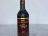 une bouteille de vin posée sur une table