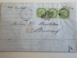 un morceau de papier avec des timbres, accroché au mur