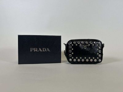 Prada. Petit sac en cuir noir vernis à décor de pierreries e…
