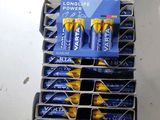 beaucoup de piles dans une boîte posée sur une table