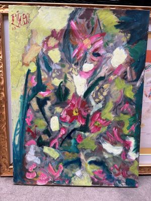 un tableau posé par terre, à côté d'une photo représentant un vase de fleurs