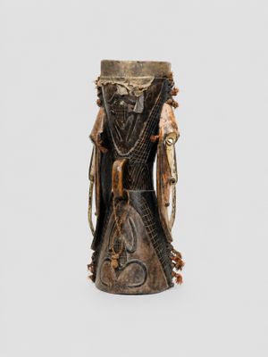 une image représentant une statue en bois d'une femme avec un oiseau sur la tête