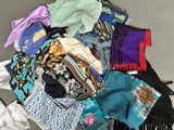 une pile de vêtements posée sur le sol