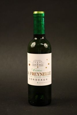 une bouteille de vin posée sur une table