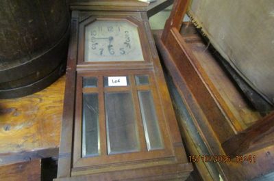 une horloge posée sur une table à côté d'une chaise