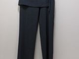 Le pantalon noir est suspendu à un cintre contre le mur.