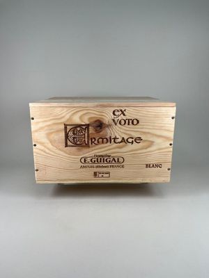 une boîte en bois portant une étiquette