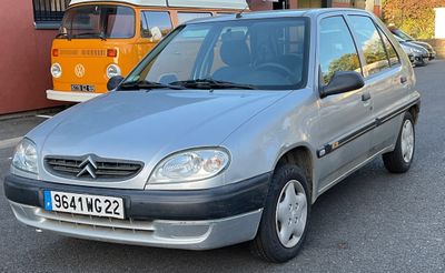 une voiture argentée garée au bord de la rue