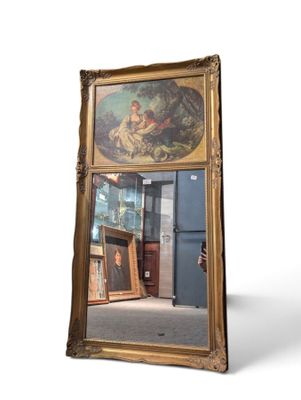 un grand miroir orné d'une peinture, dans une pièce