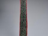 une sculpture en bois verte et rouge surmontée d'un cactus