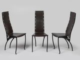 une paire de fauteuils en cuir noir avec des dossiers rivetés, sur fond blanc