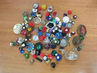 un tas de bijoux variés posés sur une table en bois