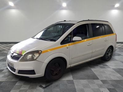 la photo d'une camionnette blanche garée dans un garage