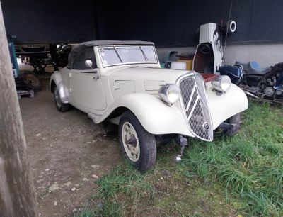 une voiture blanche garée dans un garage