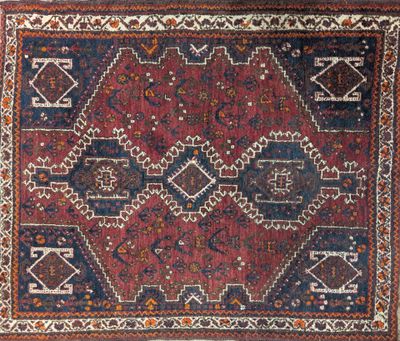 un tapis rouge et bleu orné d'un motif en forme de diamant