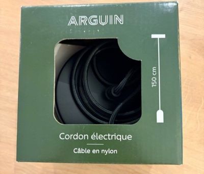 une image représentant une boîte contenant un cordon, posée sur une table