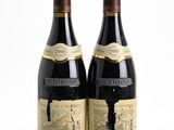 deux bouteilles de vin posées l'une à côté de l'autre sur une surface blanche