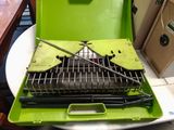 une boîte verte contenant une grille