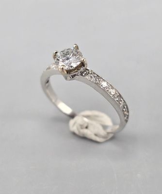 Bague solitaire en or blanc 750°° sertie d'un diamant taille…