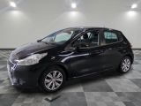 la photo d'une voiture noire garée dans un garage
