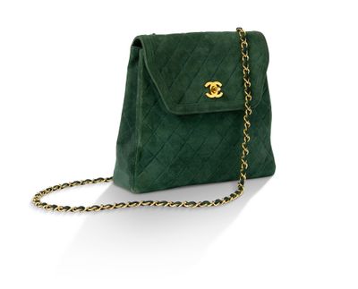 un sac à main vert auquel est accrochée une chaîne dorée