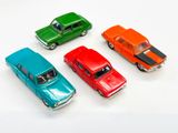 plusieurs petites voitures sont alignées sur une surface blanche