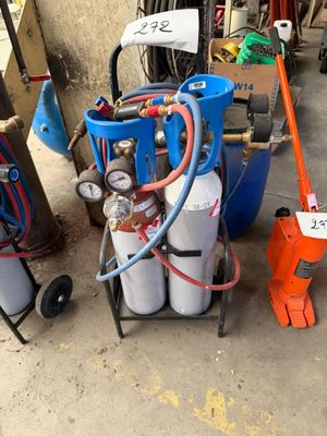 un chariot équipé de deux bouteilles et d'un tuyau