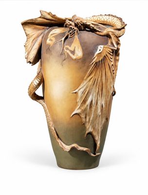 un grand vase orné d'un dragon sur fond blanc
