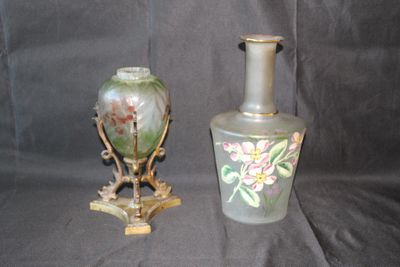 Vase sur trépied à décor de fleurs, une carafe à décor de fl…