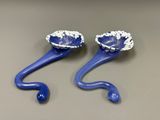 deux vases bleus et blancs posés sur une table