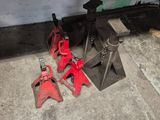 deux outils rouges posés par terre