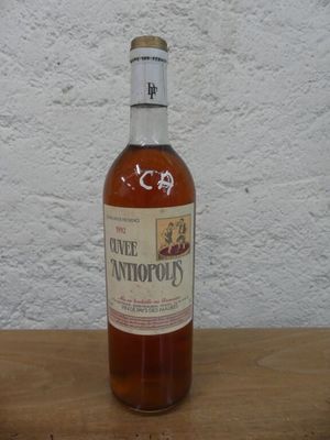 une bouteille de vin posée sur une table